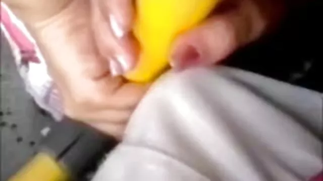 פורנו בחינם ללא רישום  מרגוט הג ' ינג ' ית מזדיינת על ספת עור. סקס חינם גייז