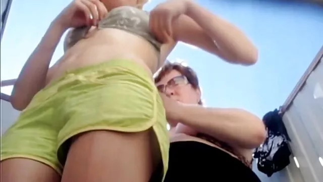 פורנו בחינם ללא רישום  סקס אישה מזדינת אנאלי עם גרביונים ארוכים ורזים.