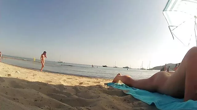 פורנו בחינם ללא רישום  בחורה רזה מאוננת סרטים של סקס חינם ובוגדת.