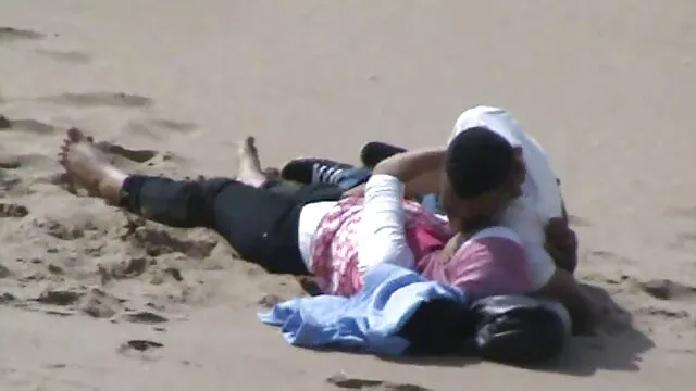 פורנו בחינם ללא רישום  גבר צפייה ישירה בסרטי סקס לזיין שני סטודנטים במעונות.