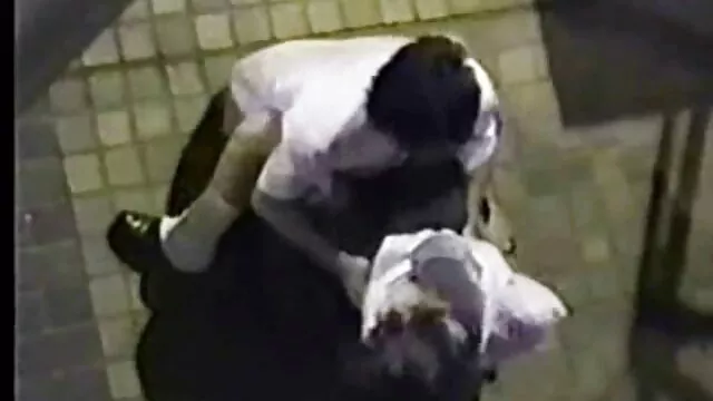 פורנו בחינם ללא רישום  מייק מזיין את סרטי סקס חינם אמא ובת הנרתיק ושם את האצבע שלו בתחת.