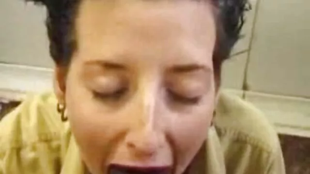 פורנו בחינם ללא רישום  גבר סרטוני סקס צפיה ישירה שמפליץ שתי נשים.