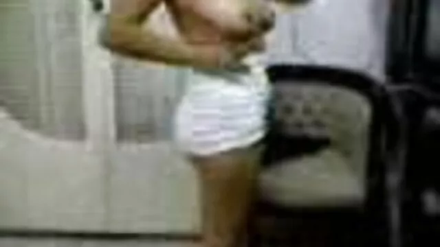 פורנו בחינם ללא רישום  מילף לוקחת פאלוס סרטי סקס חינם אורגיות בין השדיים שלה.