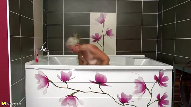 פורנו בחינם ללא רישום  מוצץ זין חום. סרטי סקס חינם מבוגרות