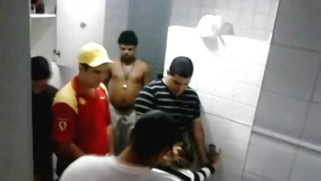פורנו בחינם ללא רישום  עירום סקס עם צעירות חינם בגינה.