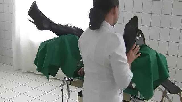 פורנו בחינם ללא רישום  ג 'סמין ג' יי שמה סקס חינם בתחת אצבעות לכוס ומזדיינת בחופשה.